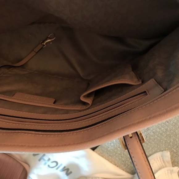 Micheal Kors tote - Picture 6 of 8